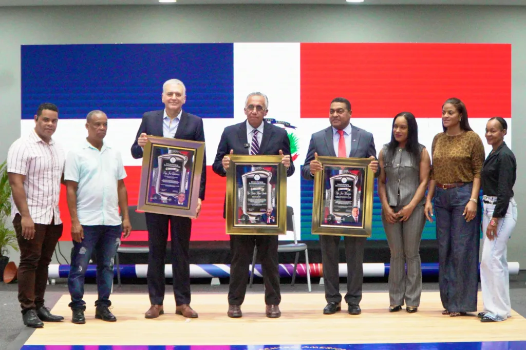Desde la izquierda: Luis Rosario, José Familia, José Quiñones, Luisín Mejía, José Monegro, Yuderqui Contreras, Wanda Rijo y Wendy Santana.