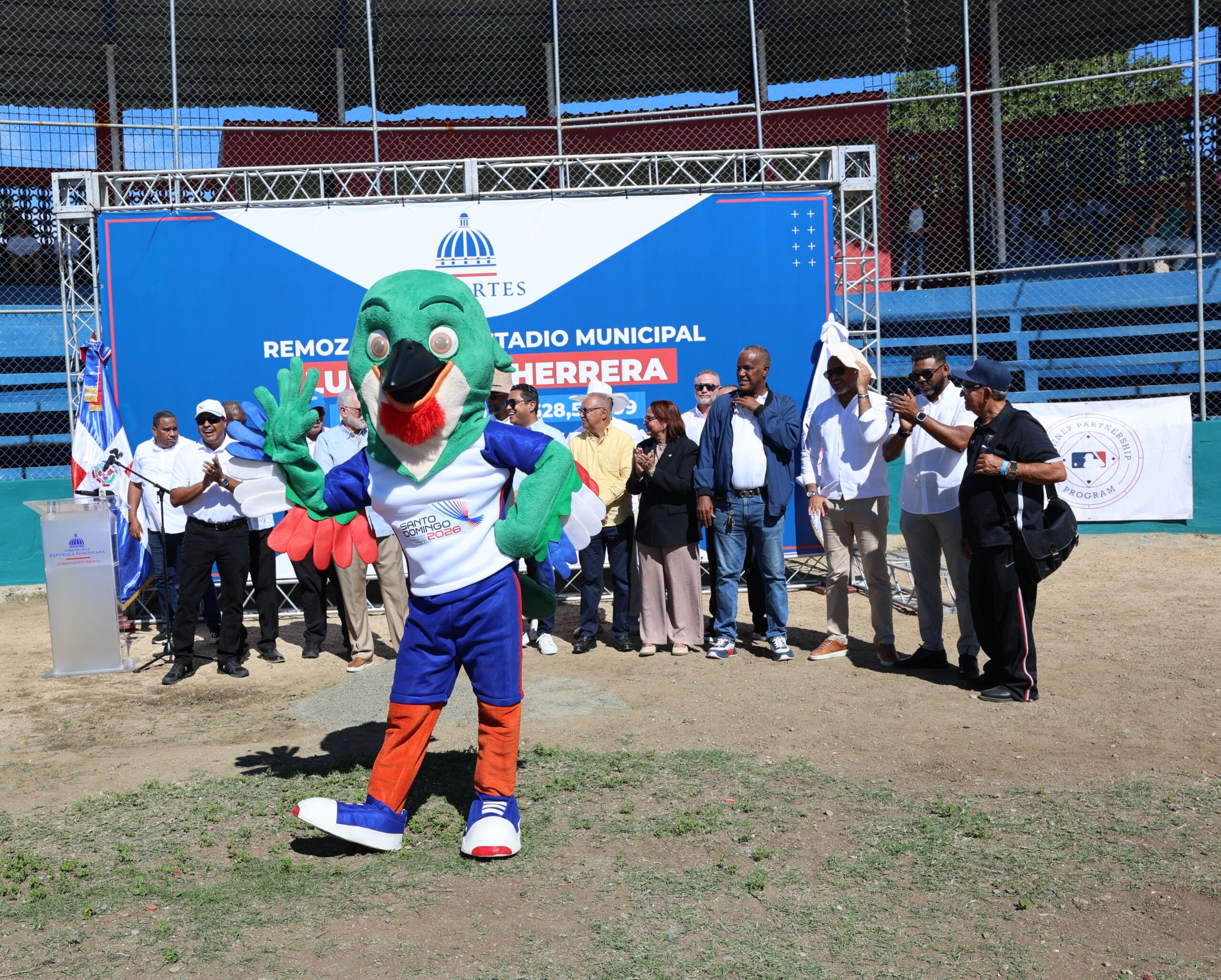Colí, la mascota de los Juegos Centroamericanos y del Caribe Santo Domingo 2026, durante su presentación en el acto de inicio de remodelación del Estadio Municipal de Baní