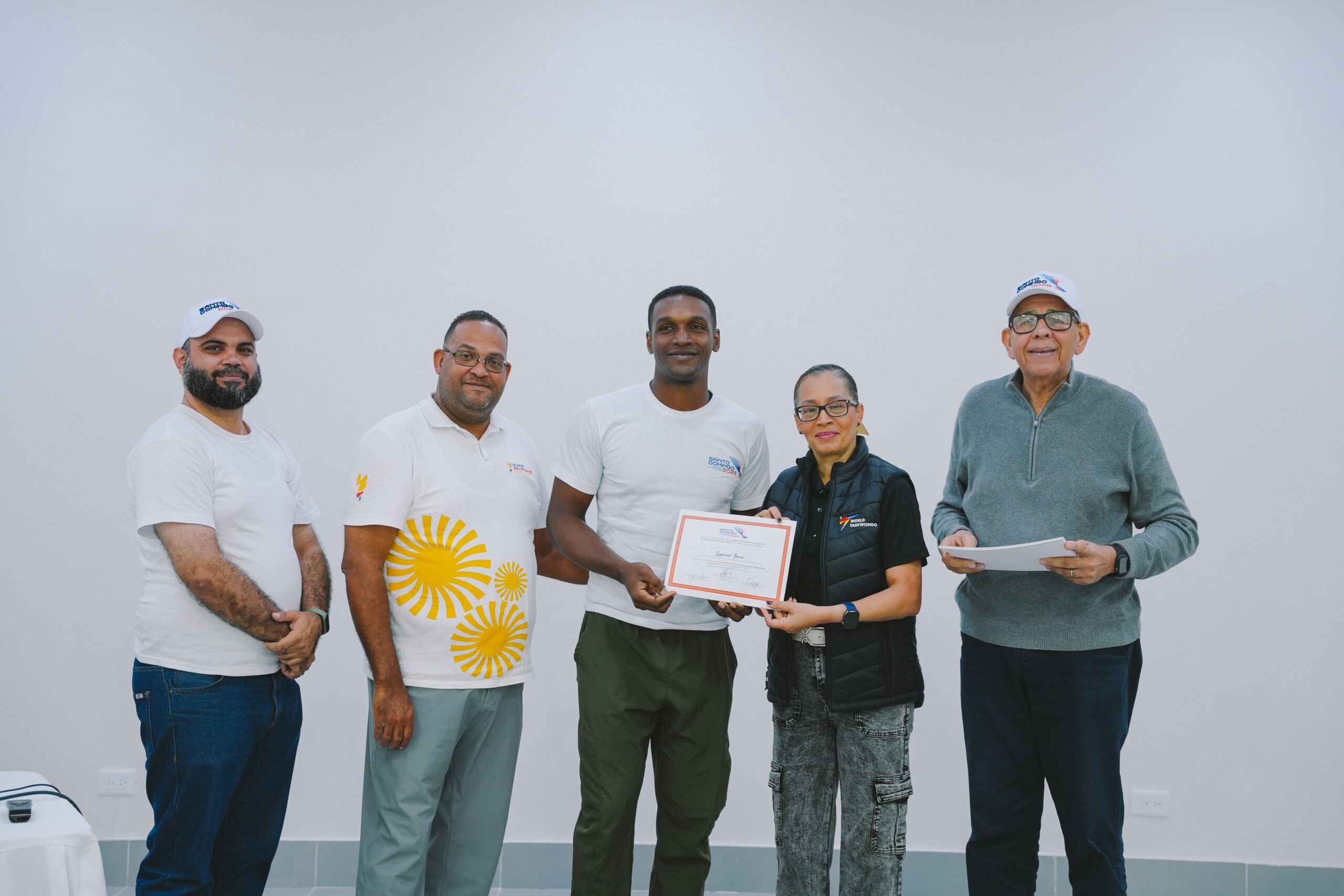 Entrega de certificados a técnicos NTO de taekwondo durante la clausura