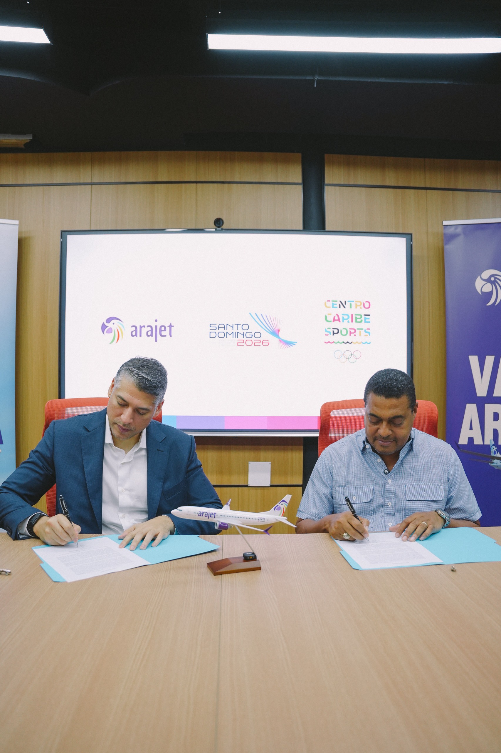 Víctor Pacheco Méndez y José P. Monegro firman el acuerdo que convierte a Arajet en la aerolínea oficial de los Juegos Santo Domingo 2026.