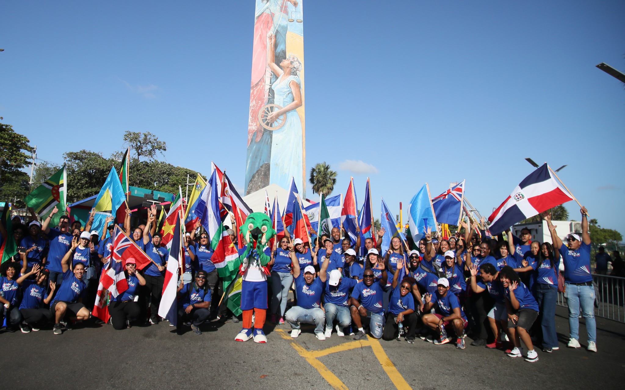 Grupo de jóvenes interesados en ser voluntarios de los Juegos Santo Domingo 2026 en el Centro Olímpico.