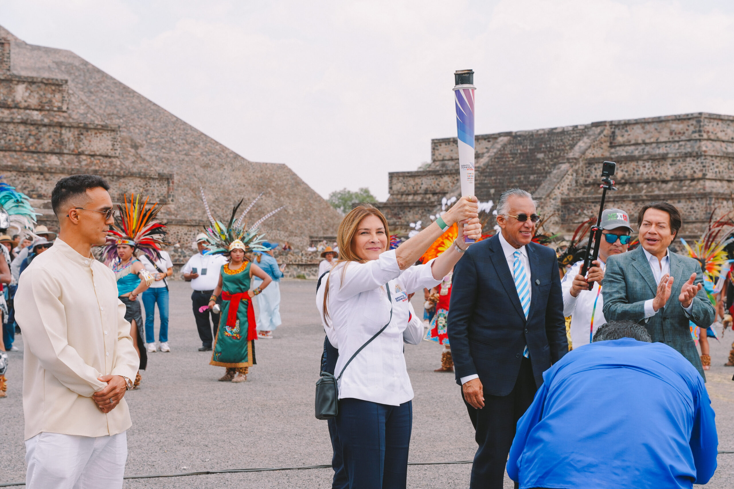 Carolina Mejía y Luisín Mejía con la antorcha