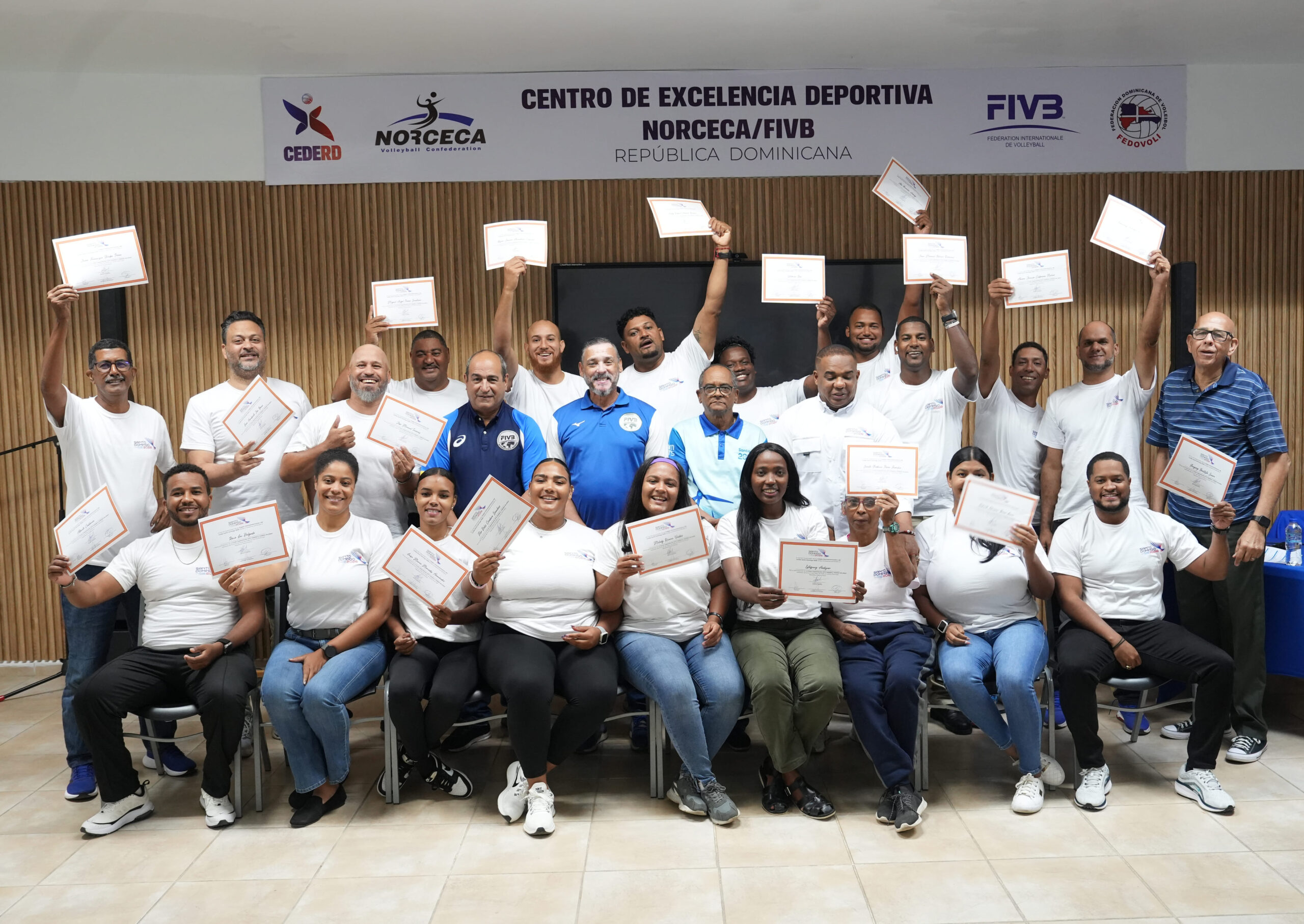 Comité Santo Domingo 2026 y voleibol gradúan técnicos en curso internacional