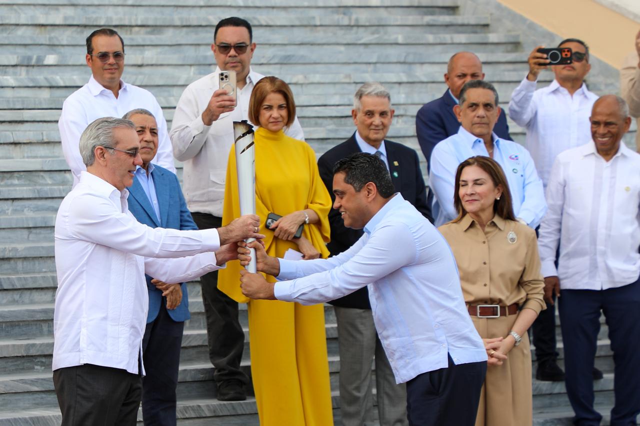 Presidente Abinader recibe antorcha