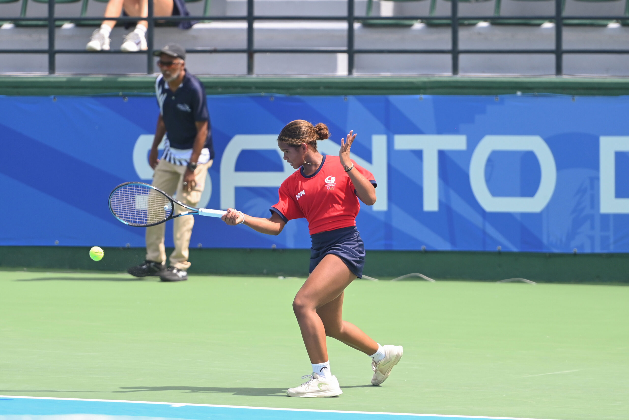 Julianny De la Cruz avanza a segunda ronda en tenis