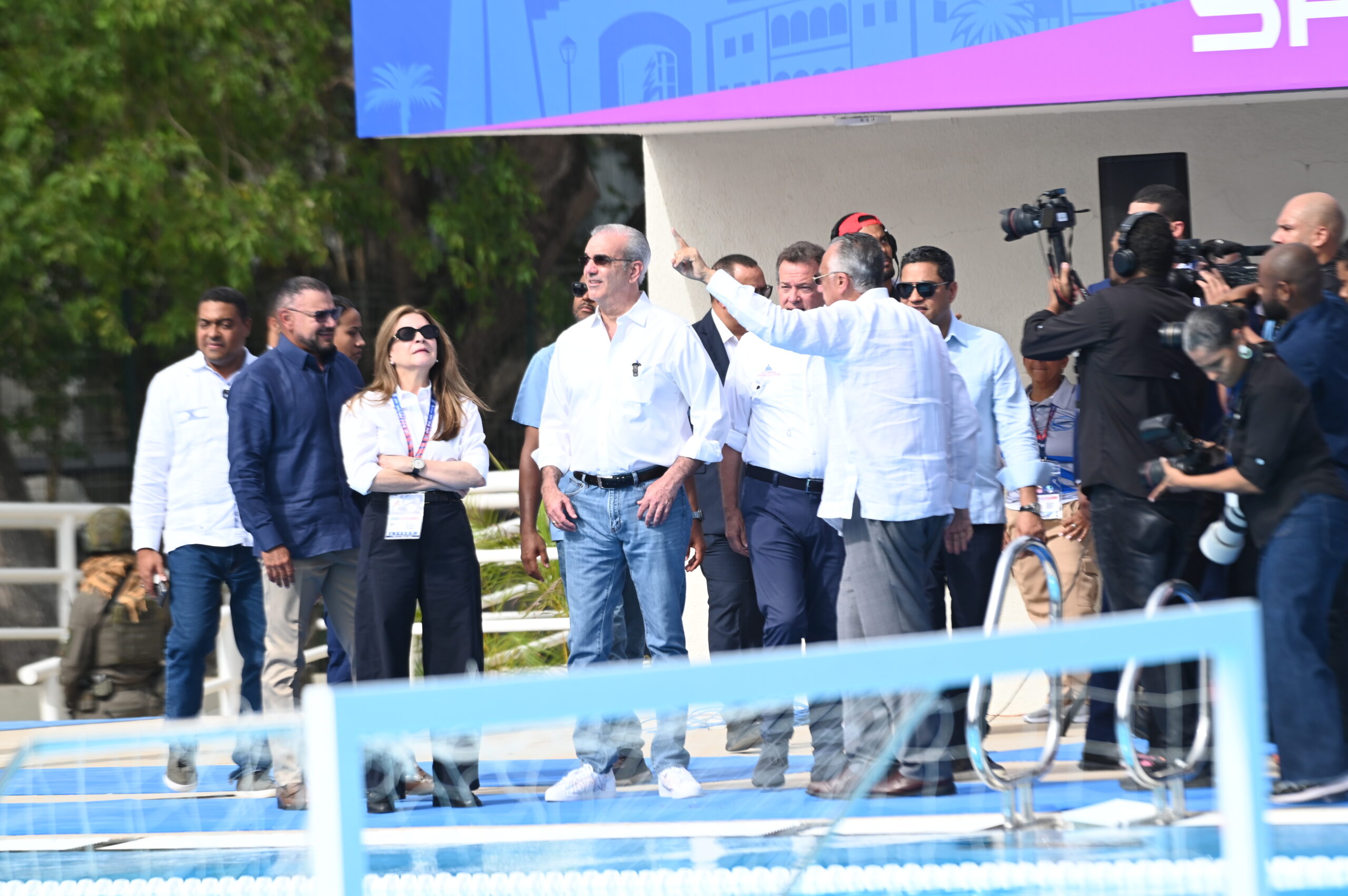 Presidente Abinader es recibido con júbilo en el Complejo Acuático