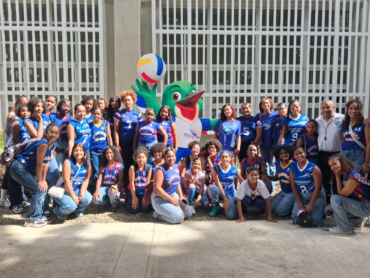 Niñas viven una experiencia inolvidable en entrega del Palacio del Voleibol